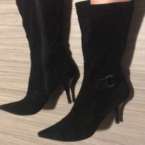 Size US 9 high heeled black shoe
